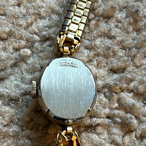 Elegant Gold Women's Watch - Picture 7 of 8